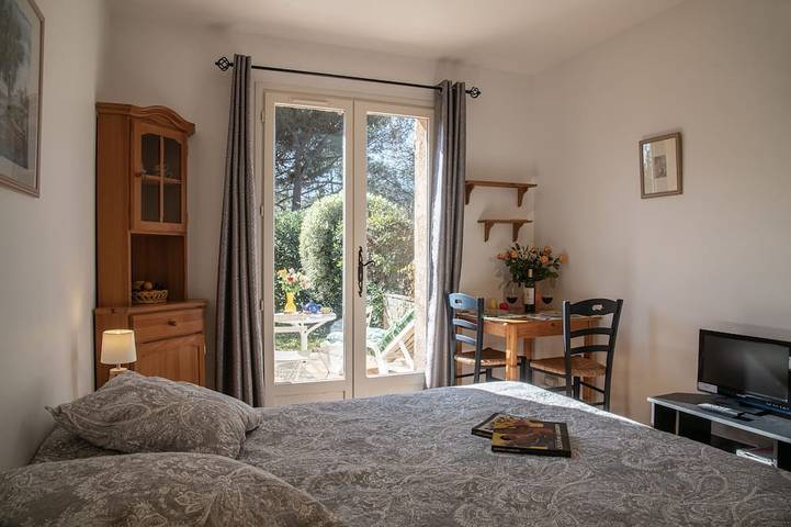 Ganze Wohnung, Charmantes Studio in der Villa in Saint Paul de Vence mit Terrasse und Garten in Saint-Paul-de-Vence, Mittelmeerküste (Frankreich)