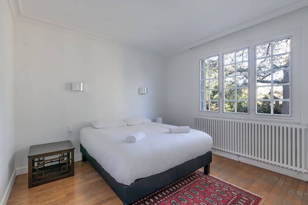 Grande Maison Au Calme Avec Très Grand Jardin in Limonest, Ródano