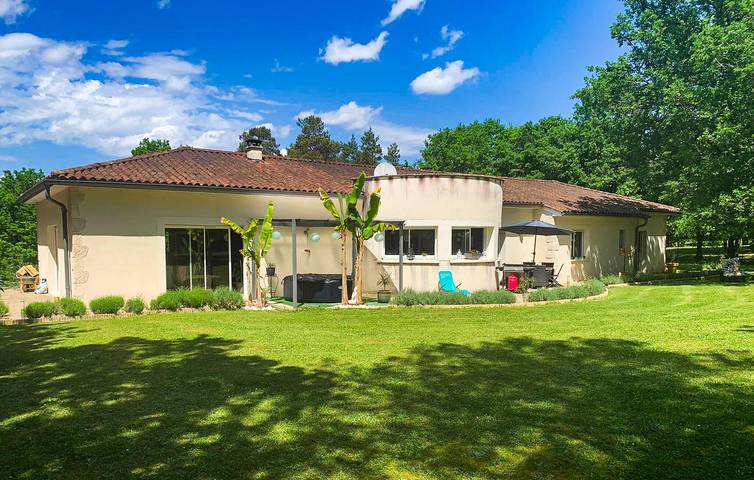 Gîte pour 6 personnes, avec terrasse et jardin, animaux acceptés à Sarliac-sur-l'Isle