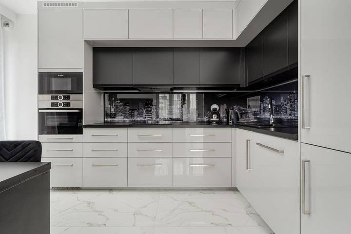 Entire apartment, Elegant Apartment with 3 Bedrooms | 2 Parking Places | Balcony in Wrocław, Lower Silesia