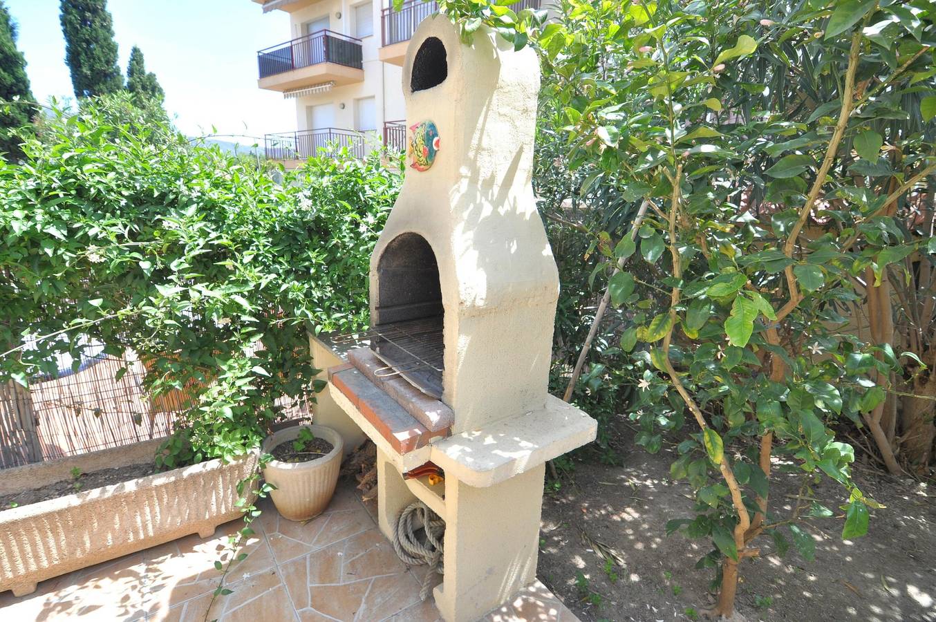 Charmante maison de ville à louer à Roses, Costa Brava ! Idéal pour 5 personnes, à 1000m de la plage. Avec jardin, terrasse et commodités. in Santa Margarida, Roses