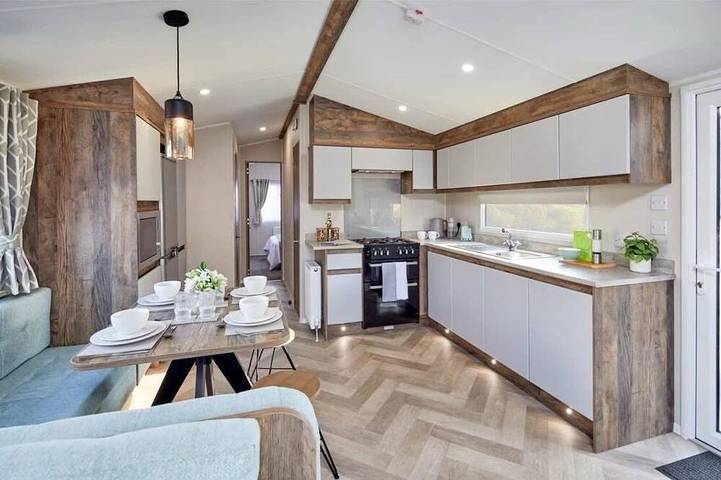 Mobile home for 8 people, with hot tub and pool as well as terrace in East Midlands