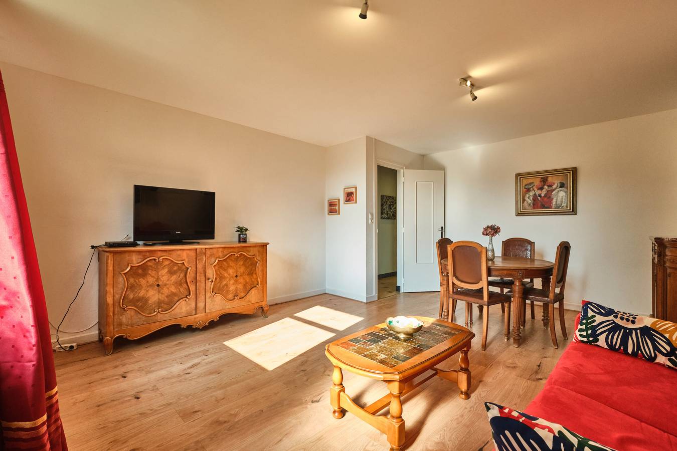Entire apartment, Apartment 'Gîte Du Château St Geoire Véronique' with Shared Garden in Saint-Geoire-en-Valdaine, La Tour-du-Pin region
