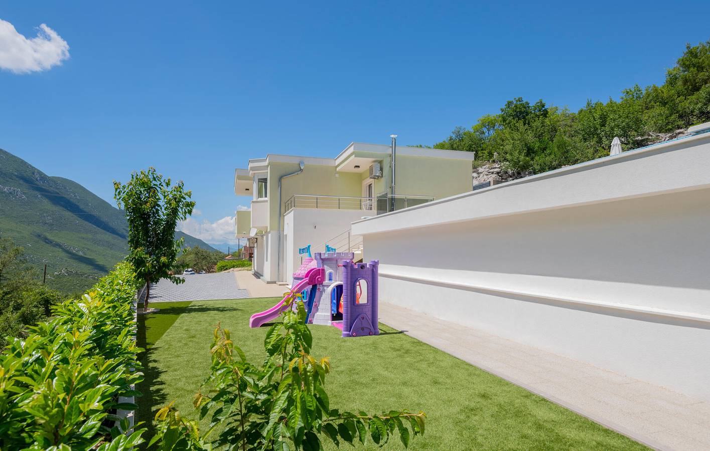Geräumige 2-Zimmer-Wohnung mit Pool und Terrasse in bester Lage in Makarska Riviera