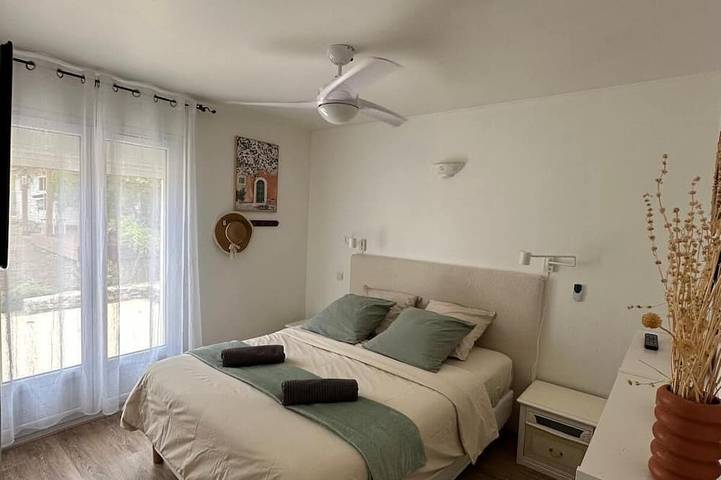 Location de vacances pour 13 personnes, avec Balcon et Jacuzzi ainsi que Terrasse et Jardin à Flassans-sur-Issole - 2