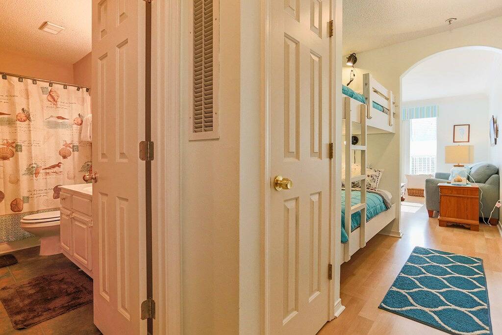 Ganze Wohnung, Caribbean Blue 1 Bdr Wohnung nur einen kurzen Spaziergang vom Strand entfernt. Familienfreundlich. Blick auf den Pool in Johnsons Beach, Perdido Key