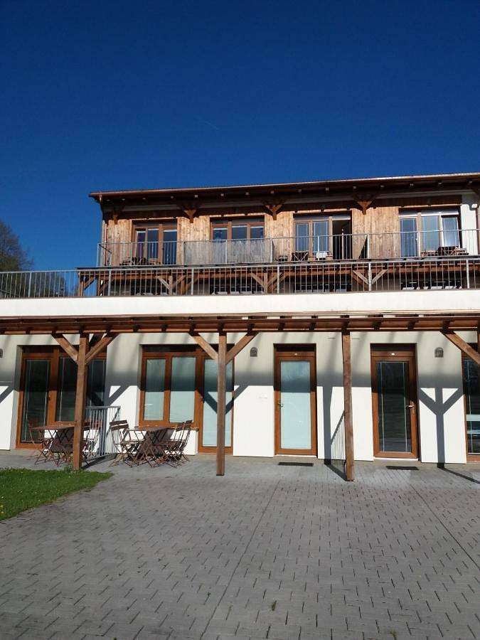 Ferienwohnung für 5 Personen, mit Terrasse und Garten sowie Seeblick und Ausblick in Lipno-Stausee