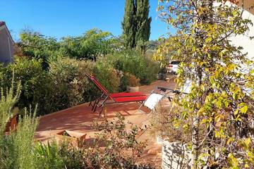 Gîte pour 4 personnes, avec terrasse ainsi que piscine et jardin à Mérindol