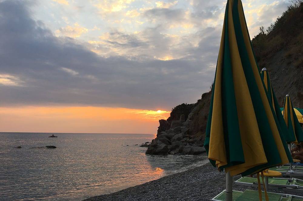 Entire apartment, Il Gallo - A jewel overlooking the mediterranean sea and the old town of Tropea in Tropea, Vibo Valentia Province