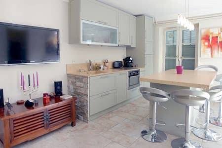 Gîte pour 3 personnes, avec terrasse ainsi que jardin et piscine à La Colle-sur-Loup - 2