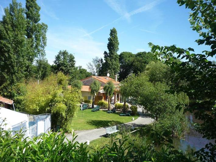 Location de vacances pour 10 personnes, avec vue et terrasse ainsi que piscine et vue sur le lac, animaux acceptés à Genneton