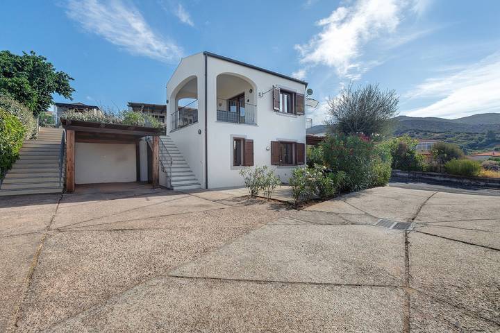 Casa vacacional "Villa Vigna" con vistas al mar, piscina y Wi-Fi in Badesi, Olbia-Tempio