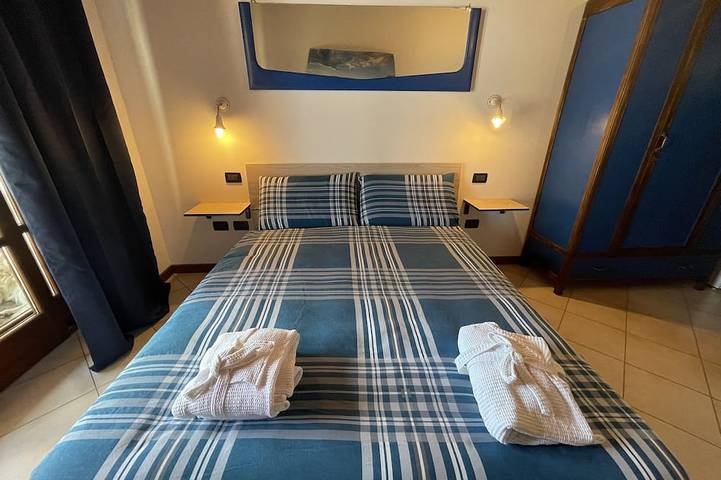 Ganze Wohnung, Blu Flat (2 pax) + 2 Bunks Bed, Fiocchina magic place - Salò - Garda Lake in Salò, Gardasee-Berge
