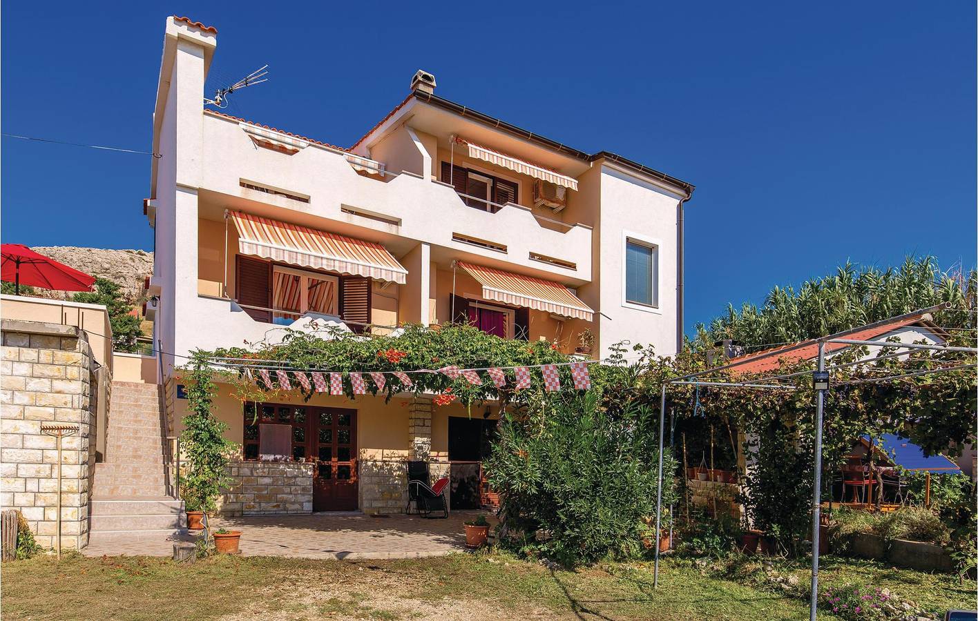 Ganze Ferienwohnung, Apartment am Meer mit Terrasse, Küche und WLAN – 1,5 km bis zur Küste in Pag Stadt, Pag