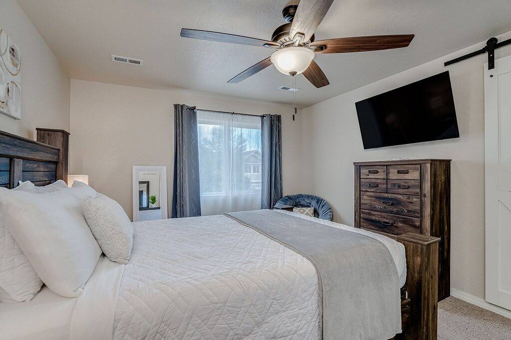 Colorful Co Spgs-Midterm Rental Length, Mt Views, Self Check-In, Parking & More! in Colorado Springs, El Paso County (CO)