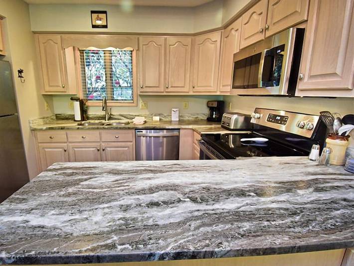 Vacation rental for 6 people, with hot tub and yard as well as pool and sauna in Blowing Rock