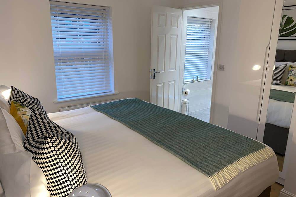 Wohnstätte-Komfort-Ensuite mit Dusche-Blick auf den Wald-Detached Property in St Helens, Nordwestengland