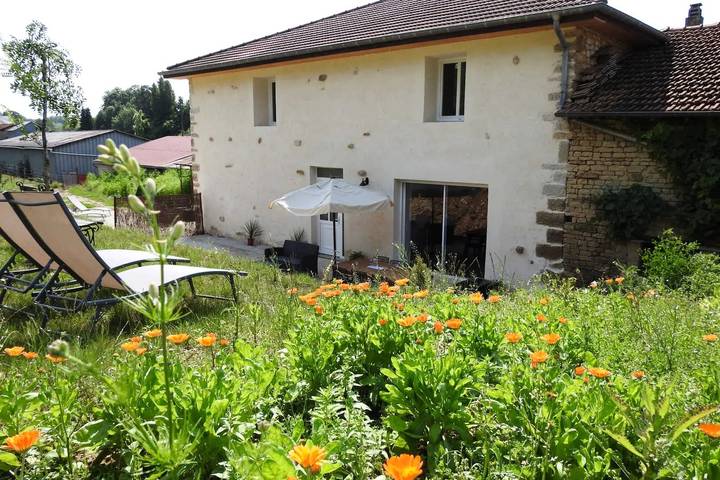 Gîte pour 6 personnes, avec jardin dans Dommartin-le-Franc