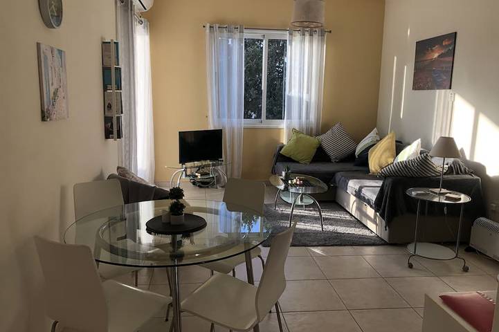 Ferienwohnung für 2 Personen, mit Balkon und Pool sowie Garten in Paphos