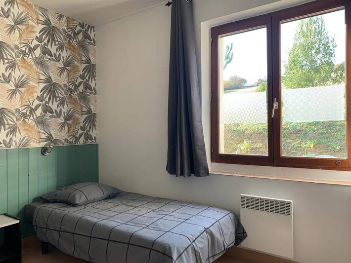 Location de vacances pour 6 personnes, avec piscine ainsi que vue et jardin dans Tourreilles - 4