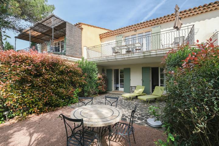 Location de vacances pour 4 personnes, avec terrasse et jardin à La Motte