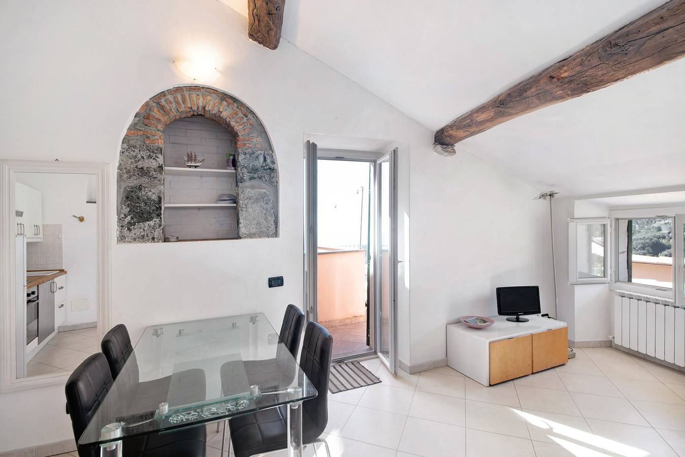 Entire apartment, “Serra Trilocale” Apartment near the Sea with Private Terrace in Bonassola (City), Bonassola
