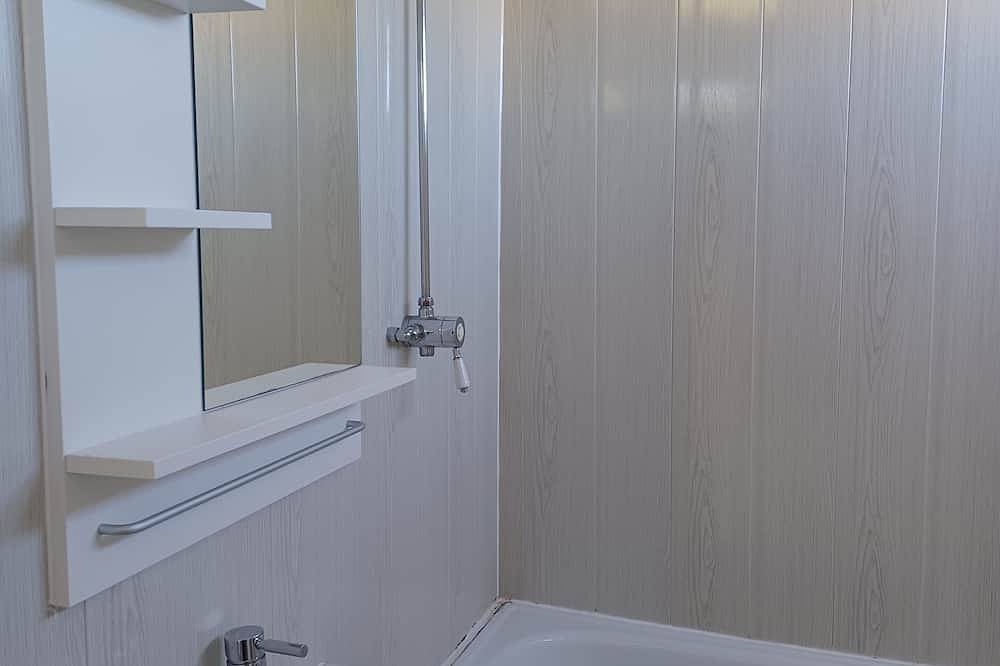 Cosy chalet with all year round sunroom. Ideal location in West Wales to explore in Kidwelly, Carmarthenshire