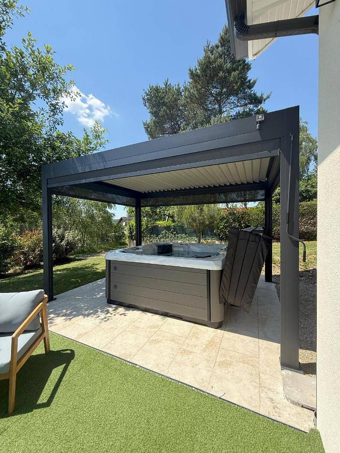 Maison avec Jacuzzi proche du lac in Marcillac-la-Croisille, Région de Tulle