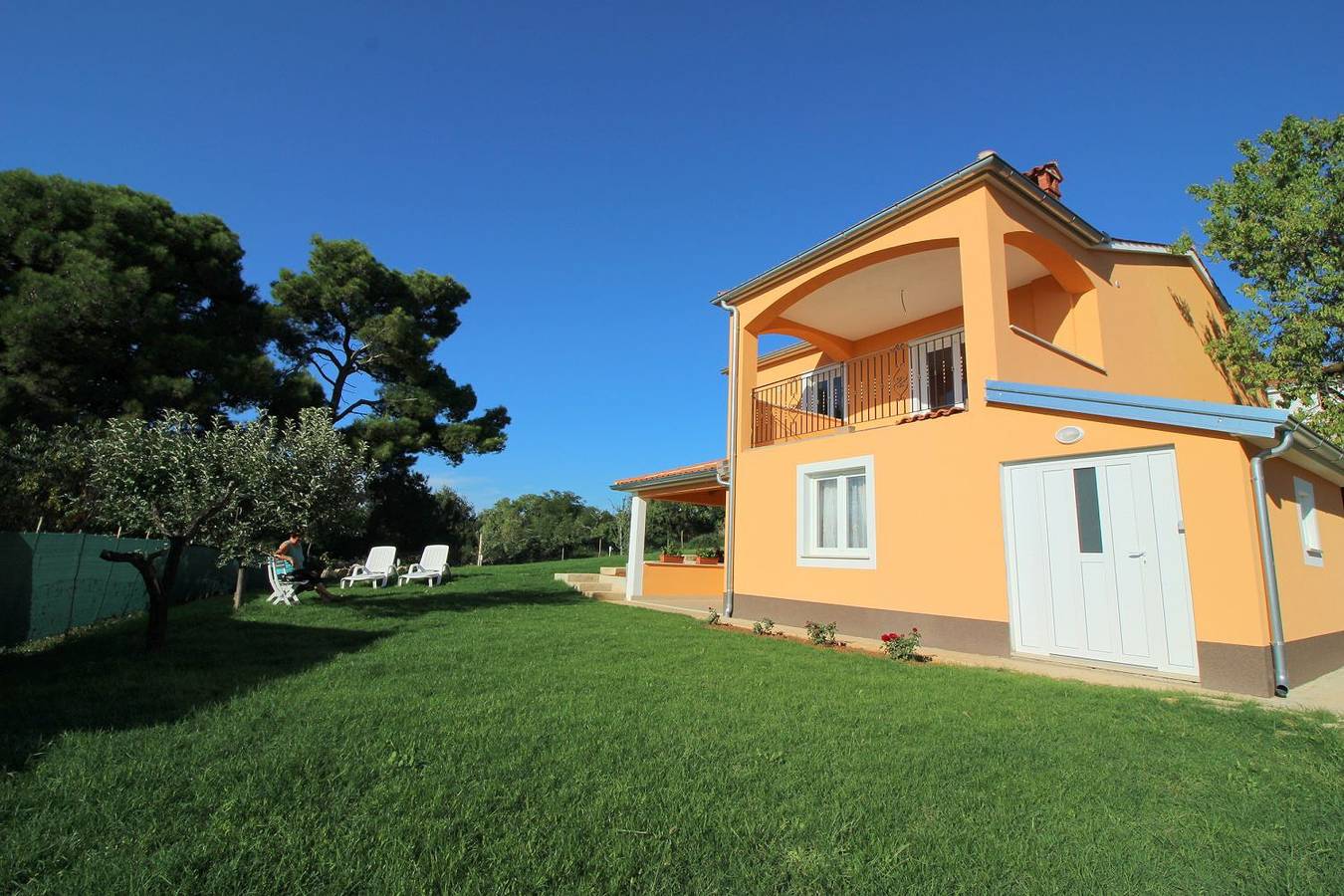 Charmantes Ferienhaus mit Meerblick, 2 Fahrraeder, Grill, privater Balkon, Waschmaschine in Fuskulin, Porec und Umgebung