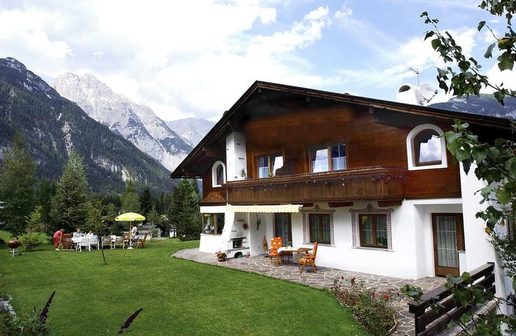 Ferienwohnung für 4 Personen, mit Balkon und Garten sowie Pool in Leutasch