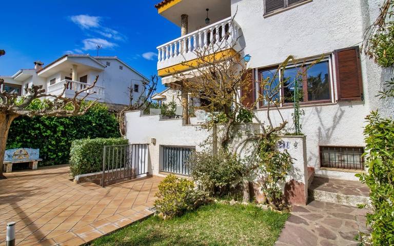 Casa rural para 6 personas, con jardín además de terraza y piscina para niños en Baix Maestrat - 2