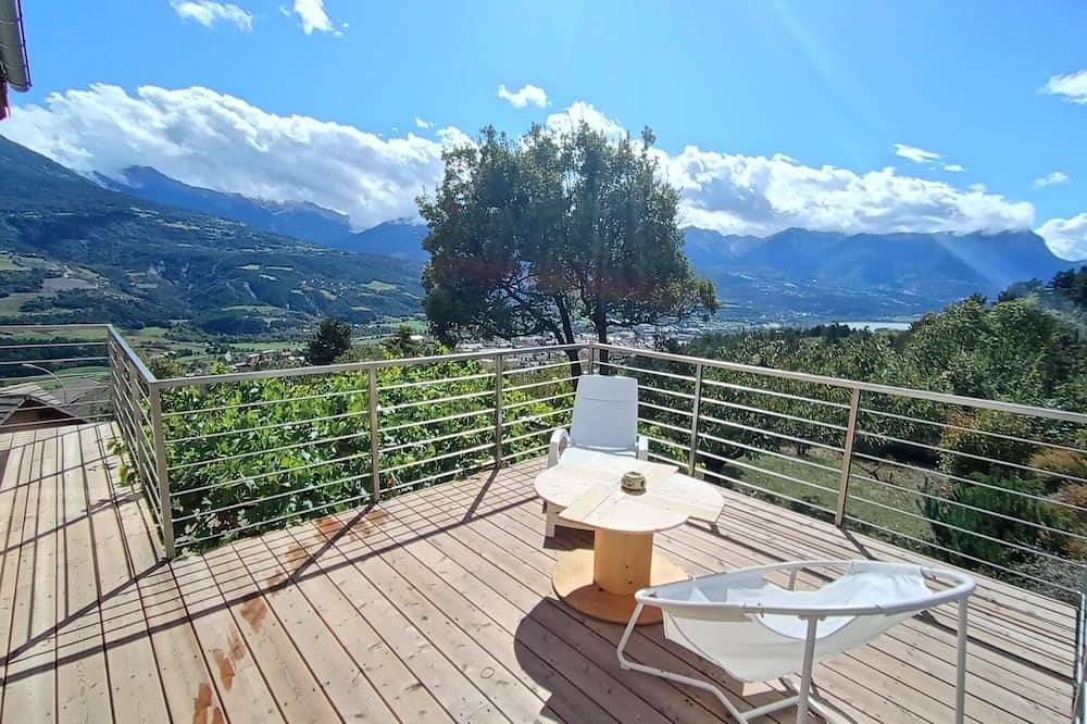 Appartement entier, Appartement spacieux avec magnifique vue et terrasse, au 1er étage d une villa. in Embrun, Parc national des Écrins