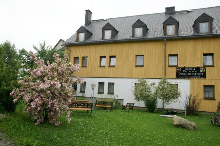 Hotel für 3 Personen, mit Terrasse und Garten sowie Sauna und Ausblick in Lauter-Bernsbach