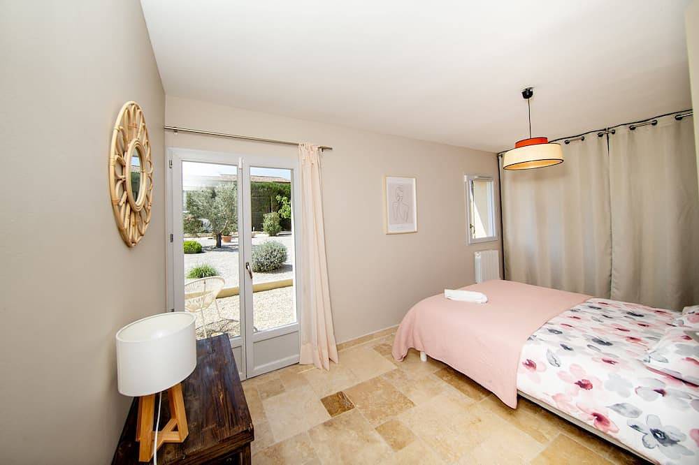 Villa les Granges Blanches quiet stay and heated pool in Mondragon, Vaucluse
