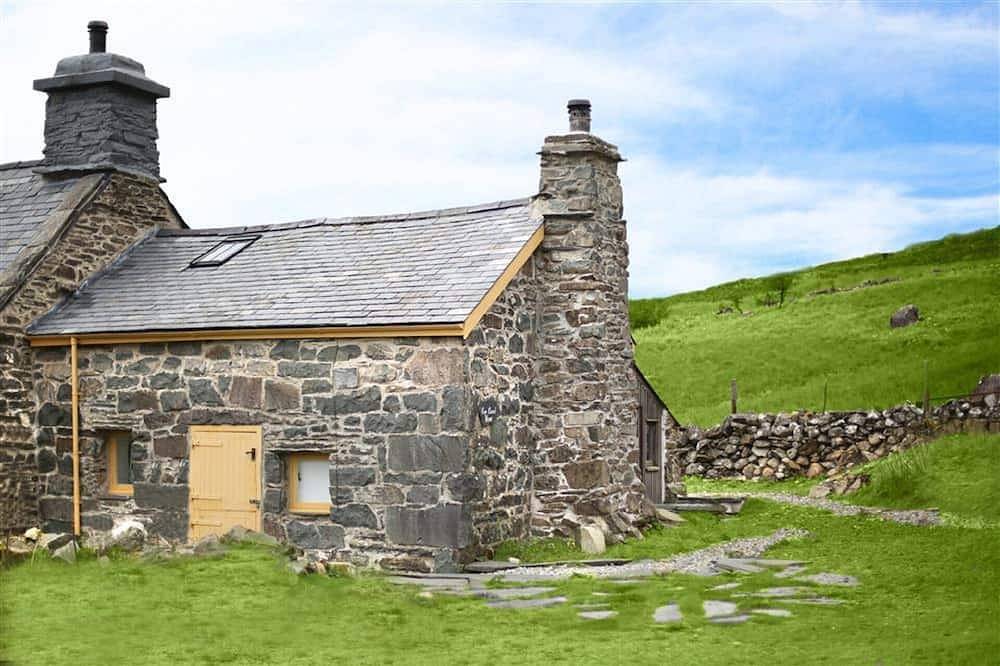Restored Welsh cottage, pet friendly, wood burning stove, walks from the door. in Snowdonia