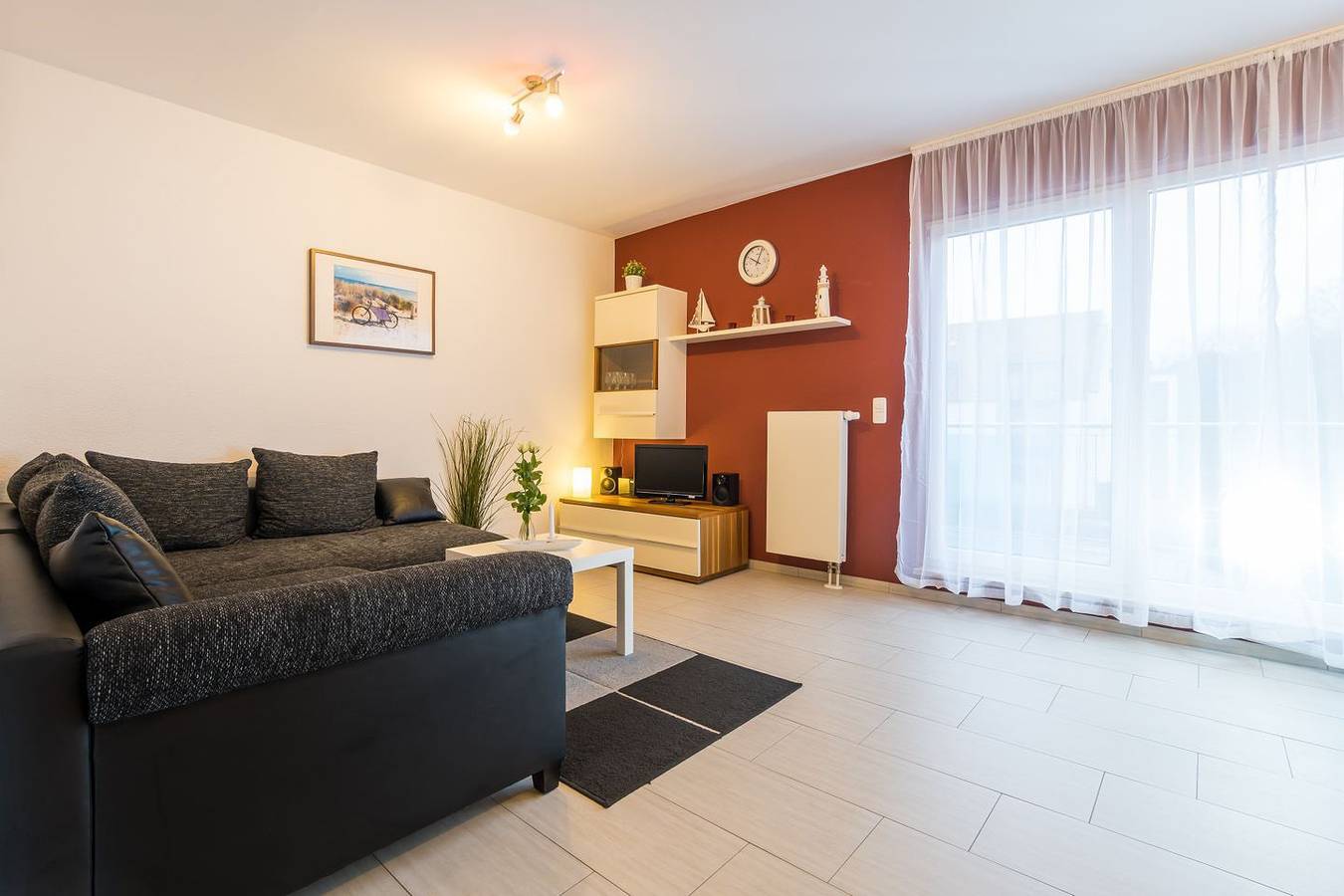 Ganze Wohnung, Helle Ferienwohnung mit großem Südbalkon, wenige Meter zum Strand in Breege, Rügen