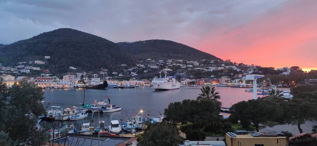 Ferienwohnung für 4 Personen, mit Terrasse und Ausblick sowie Meerblick auf Ischia - 2