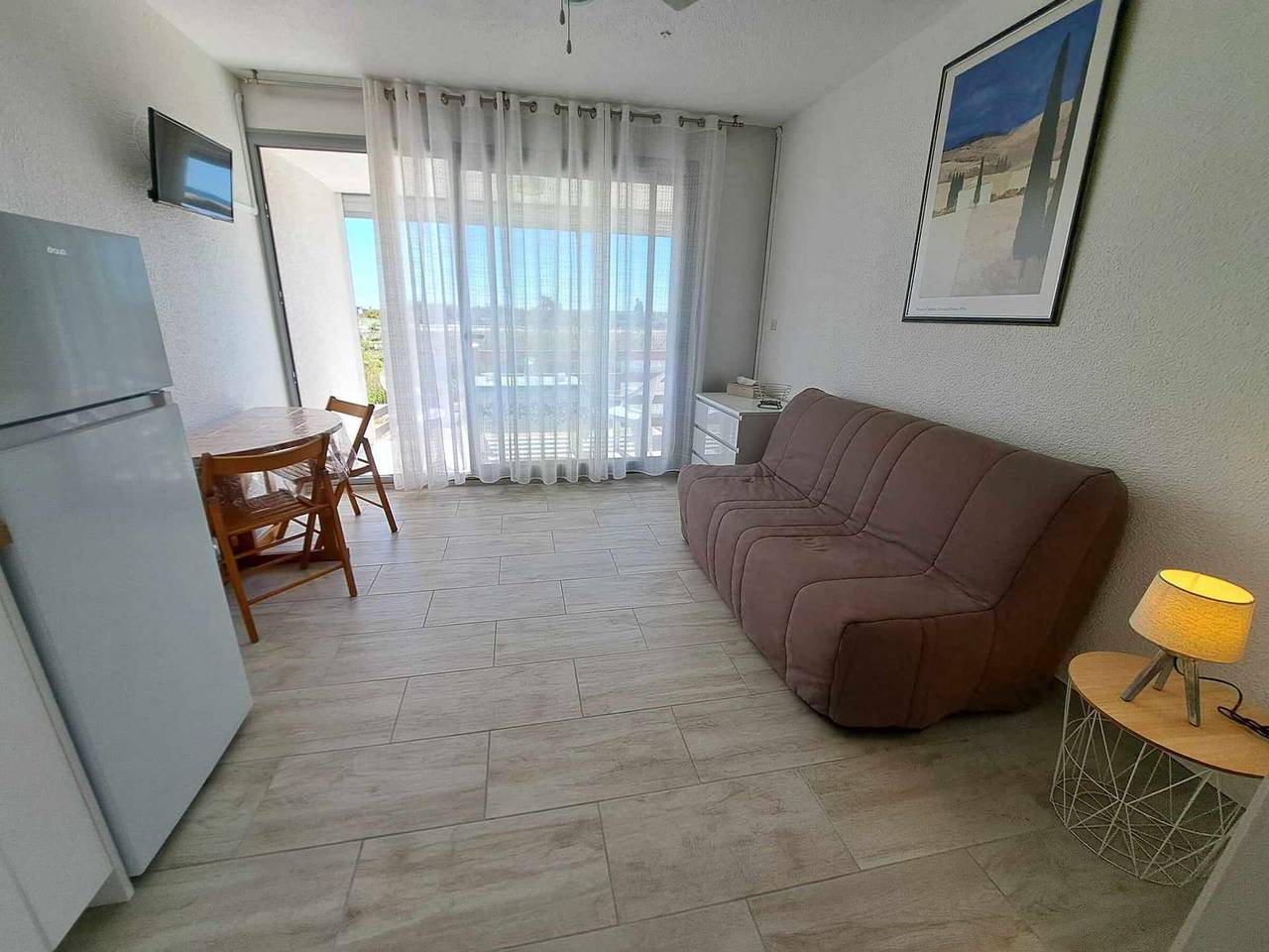Entire studio, Beachfront Renovated Apartment with Private Parking and Terrace in Marseillan-Plage, Marseillan