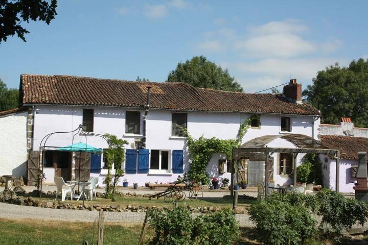 Gîte pour 7 personnes, avec jardin et piscine, adapté aux familles à Saint-Martin-du-Fouilloux