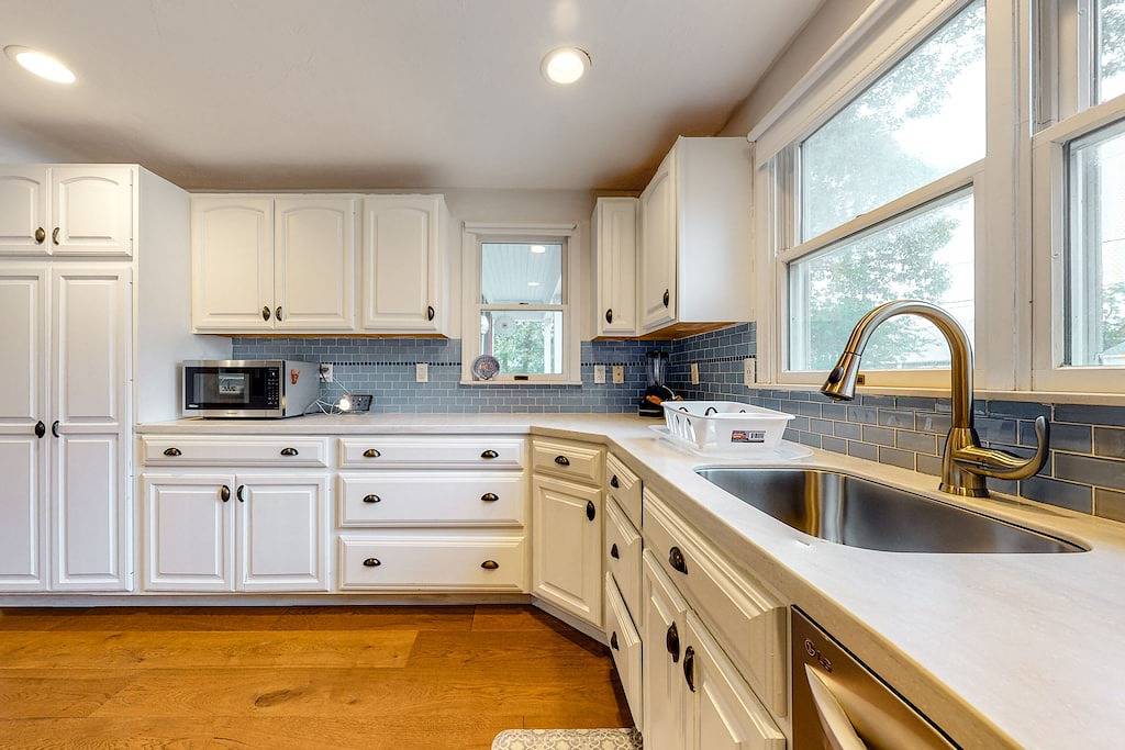 Charming cottage with deck, yard, & Ac - walk to beach, Main Street, & ferry in Falmouth, Cape Cod