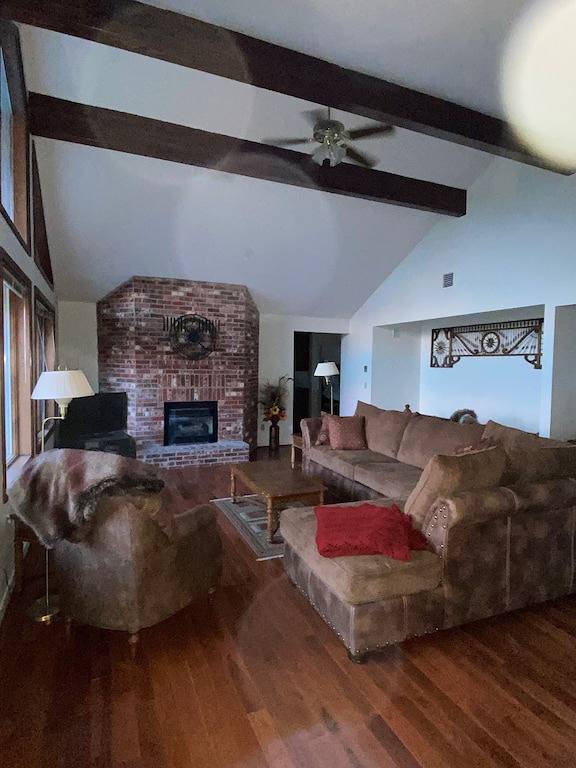 Vacation rental for 12 people, with yard and hot tub in Flathead Lake