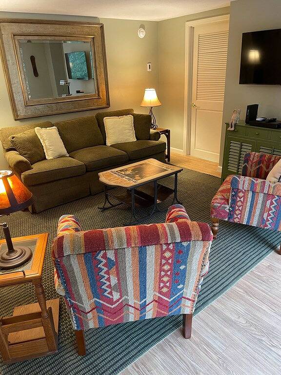 Creek side cottage with fire pit. Walk to Cashiers. Dog friendly. in Jackson County