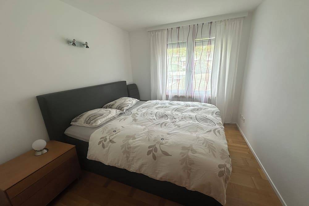 Ganze Wohnung, Tolle Wohnung 5 km vom Skigebiet Laax/Flims entfernt. Direkt oberhalb Golfplatz. in Sagogn, Flims Laax Falera