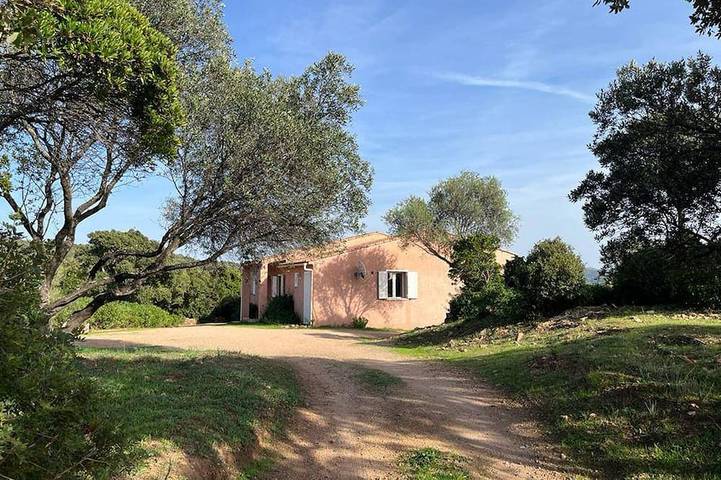 Villa pour 8 personnes, avec jardin ainsi que balcon et piscine, animaux acceptés à Figari
