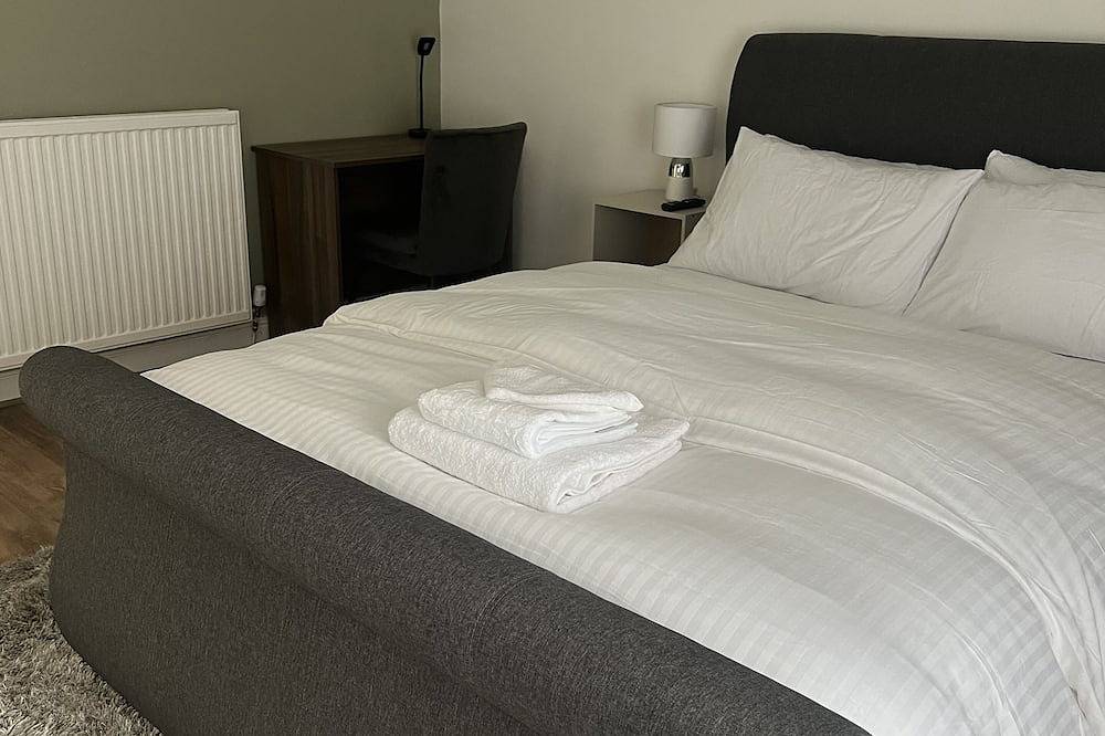 Comfortably furnished 2 bedroom home in Bolton in Bolton, Greater Manchester