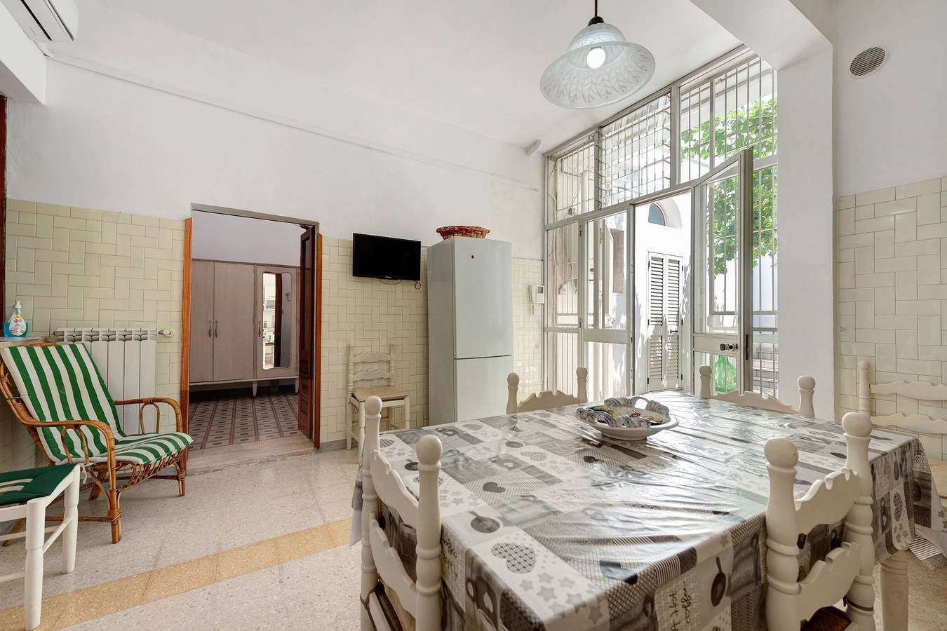 Appartamento intero, Appartamento 'Salento Short Let ampio e luminoso' con terrazza privata, giardino e aria condizionata in Copertino, Provincia di Lecce