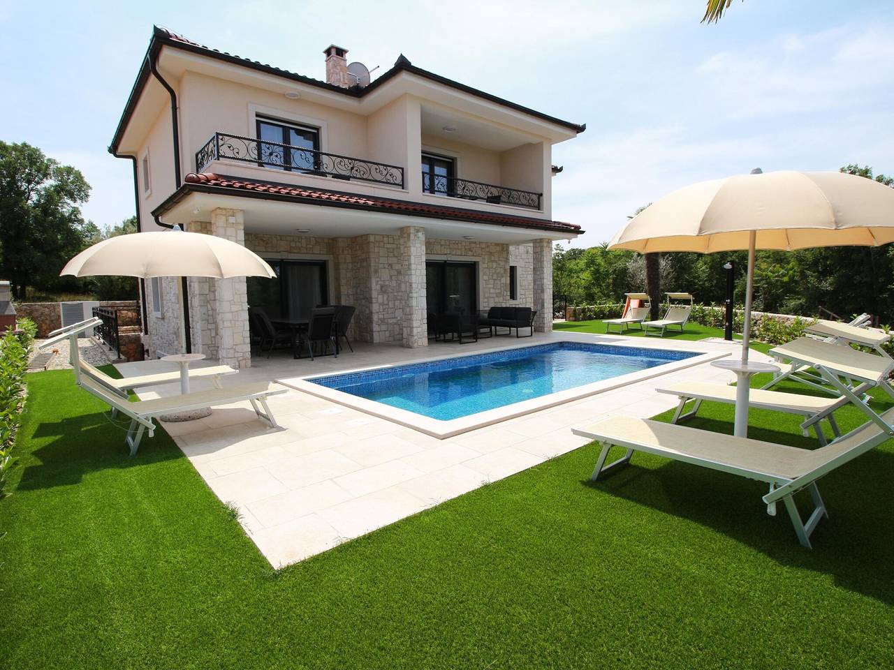 Neu gebaute Luxusvilla mit Pool und Garten in Malinska-Dubašnica, Krk