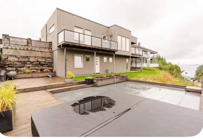 Ferienhaus für 8 Personen, mit Balkon und Whirlpool sowie Terrasse und Garten in Fjell