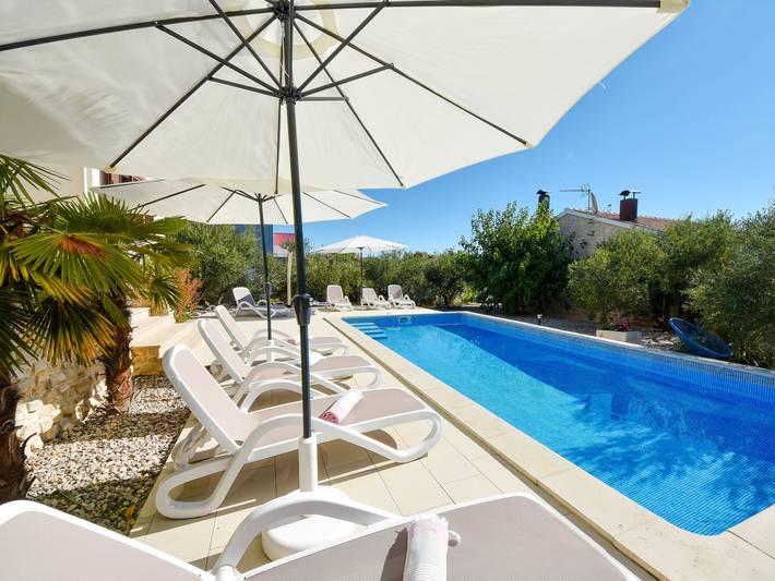 Ferienhaus für 4 Personen, mit Terrasse und Garten sowie Pool in Grad Šibenik