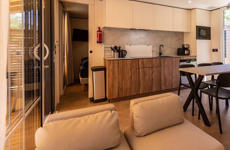 Caravane pour 6 personnes, avec terrasse ainsi que vue sur le lac et jardin à Le Muy - 3